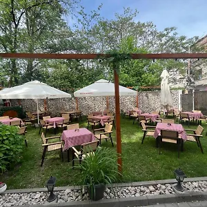 House Of Tourists Garden And Bucureşti